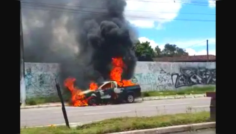 Imagem ilustrativa da notícia Vídeo: carro é consumido pelo fogo em avenida de Belém