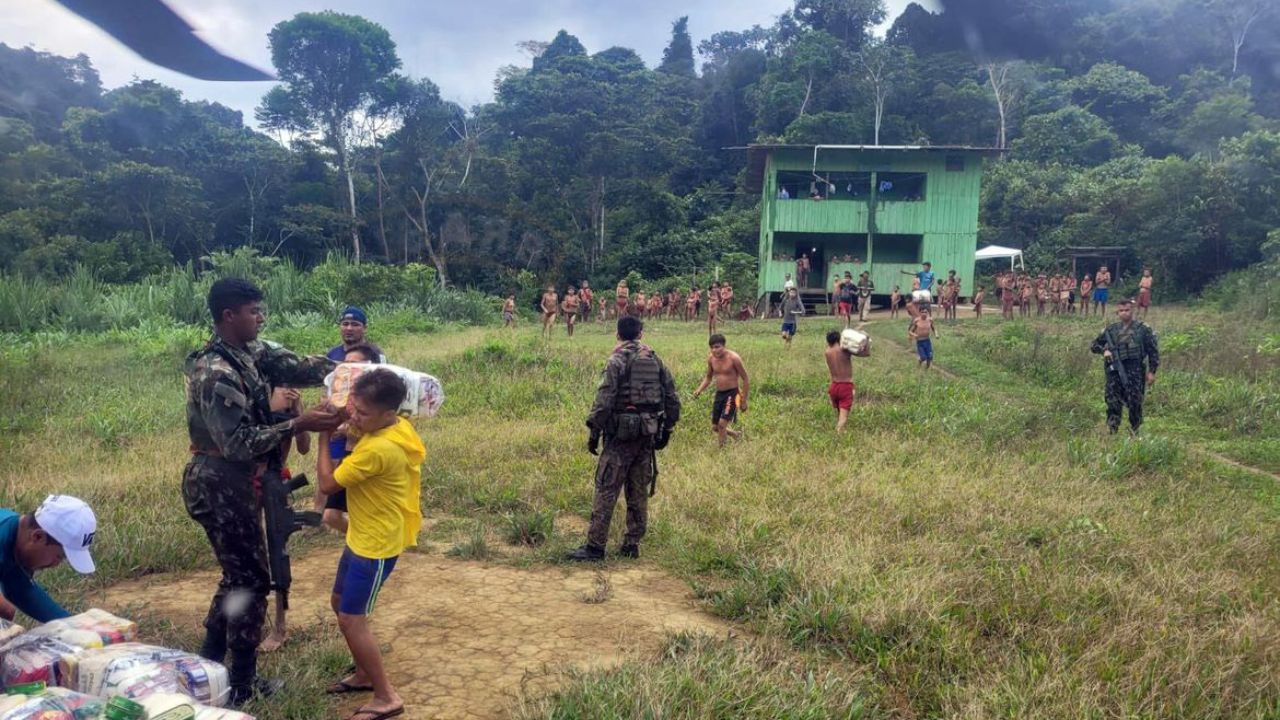 Cenário de guera: terra Yanomami ganha hospital de campanha
