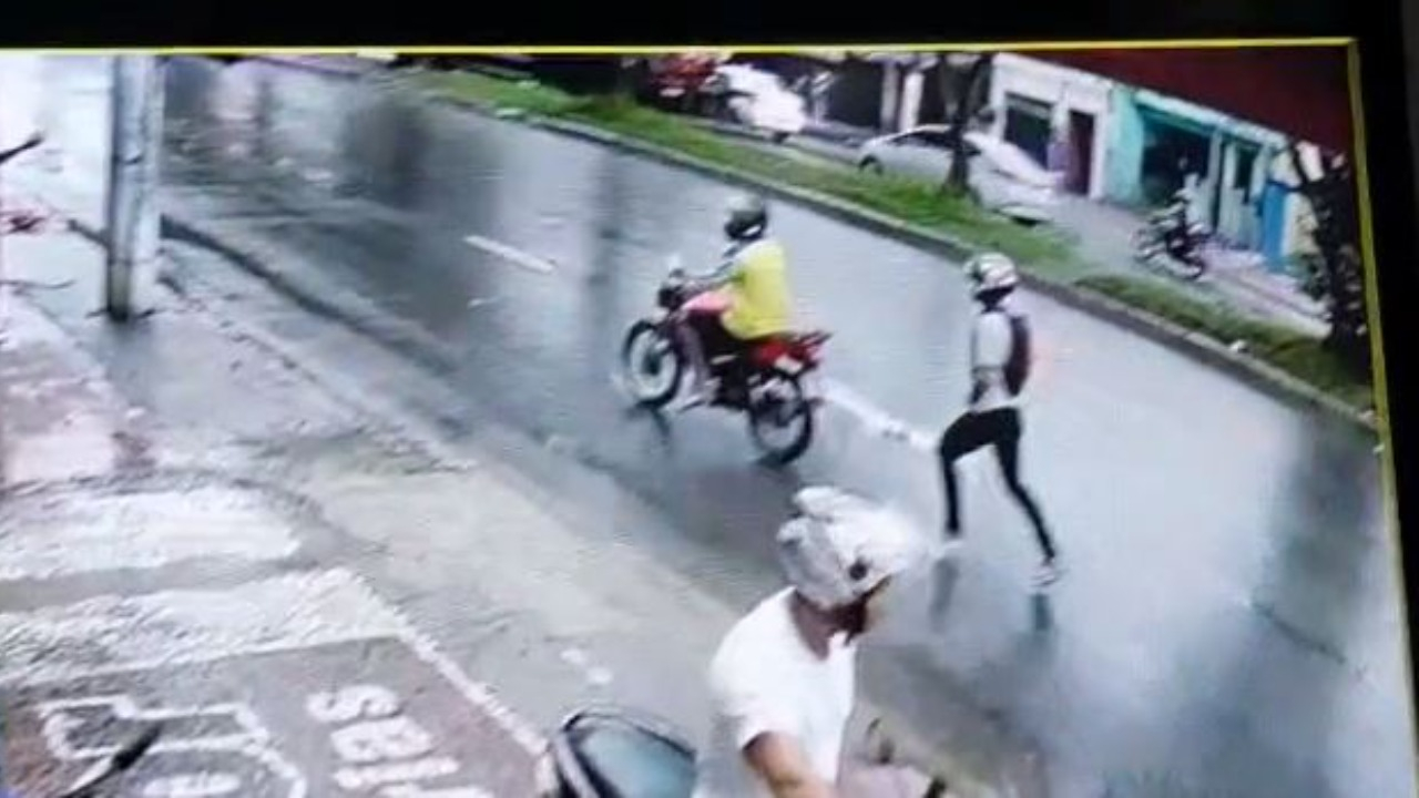 Vídeo: Dupla em moto tenta roubar homem na Marambaia 