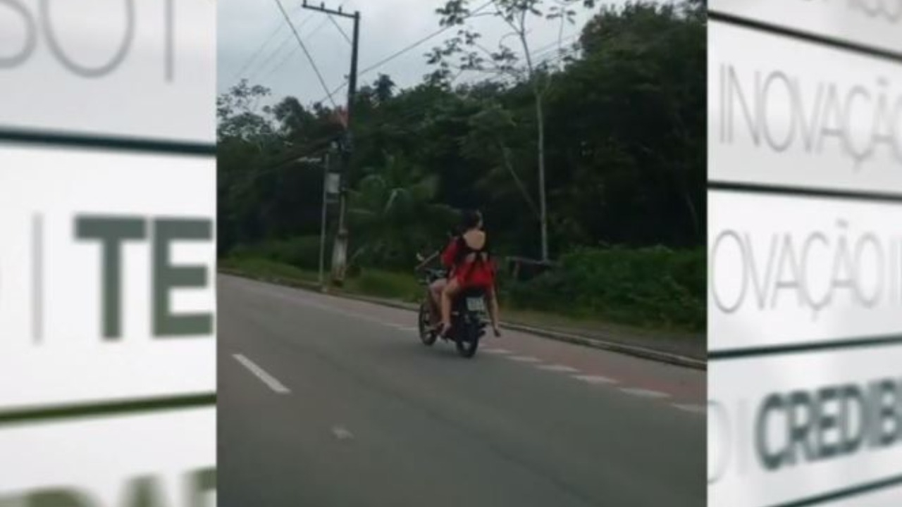 Motociclista é flagrado com duas mulheres em moto