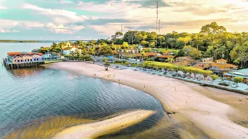 Praia da Aldeia é uma opção de viagem.