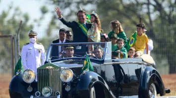 Nelson Piquet dirigindo o Rolls Royce em que Bolsonaro chegou para cerimônia comemorativa do 7 de Setembro