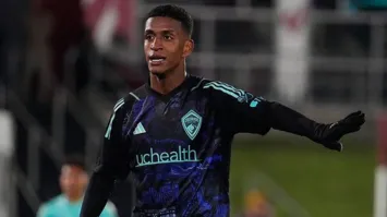 O brasileiro Max Alves, ex-Flamengo, foi afastado do Colorado Rapids após ser citado em investigação envolvendo manipulação de apostas na MLS.
