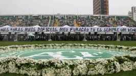 Cerimônia em homenagem às vítimas do acidente com avião da Chapecoense, na Arena Condá. Tragédia ocorreu em 2016, quando a equipe catarinense voava para a Colômbia, onde decidiria a Copa Sul-Americana.