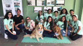 Equipe do Entrelaço com alguns dos cães que já participam do programa