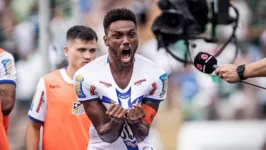 Bruno Mezenga comemora um dos gols da vitória sobre o Palmeiras, por 2 a 1, no jogo de ida da final do Paulistão.