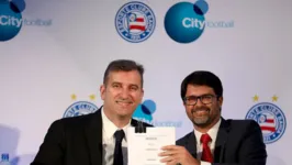 Ferran Soriano, do Grupo City, e Guilherme Bellintani, do Bahia, durante assinatura do contrato de venda de 90% da SAF do Tricolor de Aço para o conglomerado multinacional.