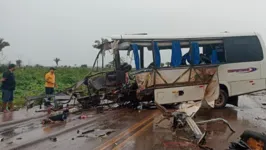 A batida entre o micro-ônibus e a carreta foi tão forte que deixou a frente do coletivo totalmente destruída