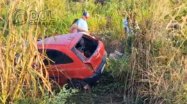 Veículo perdeu o controle e foi parar dentro do mato