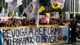 Estudantes secundaristas protestam pedindo a revogação do Novo Ensino Médio, na Avenida Paulista.