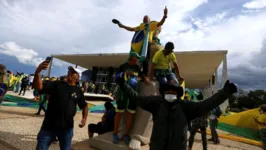 Manifestantes picharam estátua da Justiça em frente ao STF, depredaram plenário e salas usadas pelos ministros