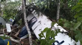 O avião ficou praticamente destruído, em razão da violência da queda