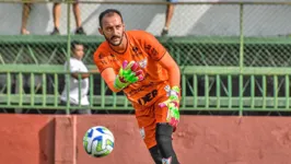 Axel ainda contou com a sorte e viu dois jogadores do Goiás mandarem para fora