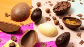 De acordo com a recomendação do Ministério da Saúde, o recomendado é comer 30 gramas, aproximadamente três a quatro quadradinhos de uma barra de chocolate