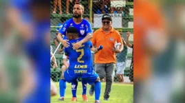 Repórter Paulo Henrique da Rádio Clube FM de Marabá em cima do lance para trazer as emoções do jogo aos ouvintes