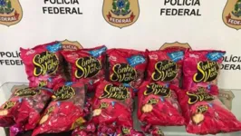 Ao todo, oito quilos de droga foram apreendidos pela Polícia Federal na bagagem da suspeita