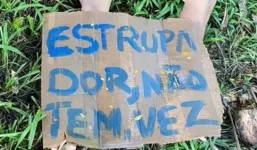 Uma placa que dizia “estuprador não tem vez” estava sobre seu corpo da vítima