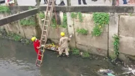 Bombeiros foram acionados para remover o corpo do canal