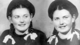 Irmãs gêmeas Miriam e Eva Mozes Kor em 1949.