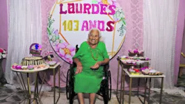 Lourdes comemorou o aniversário cercada pela grande família e por amigos