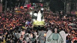 Procissão luminosa para homenagear Nossa Senhora de Fátima costuma reunir um grande número de pessoas