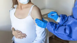 A ocorrência de efeitos colaterais do imunizante até um mês após a aplicação foi de 13,8% nas mulheres e cerca de 37,1% nos bebês, e foram bem tolerados.