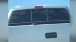 A vítima chegou a ser filmada por um motorista na carroceria da caminhonete tentando fazer sinal com a mão