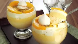 Mousse de pêssego, manga e maracujá