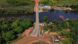 A nova ponte de concreto substitui a de madeira, levada pela força das águas