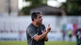 Marcelo Cabo orientando os jogadores azulinos no Parque do Bacurau