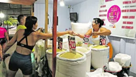Nas feiras, farinha é vendida entre R$ 6 e R$ 10. Paulo (abaixo) diz que manteve preço para os clientes