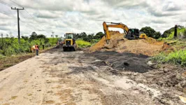 As máquinas trabalham na área onde parte das pistas desmoronou com as fortes chuvas