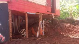 O deslizamento de terra ocorreu na cidade no sábado (29), atingindo três residências.