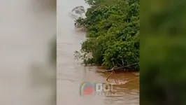 Situação chamou a atenção de internautas que gravaram fios encostando nas águas do Itacaiúnas