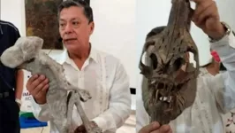 Pesquisador mexicano, Pablo Enrique Garcia Sanchez mostrando a múmia e o crânio gigante