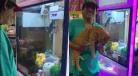 Rider Soares com o gato que saiu da máquina de pelúcia