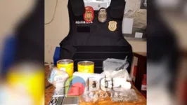 Em posse do trio os policiais apreenderam aproximadamente 250g de substância análoga a crack, 185g de cocaína, 430g de maconha e 380g de ecstasy