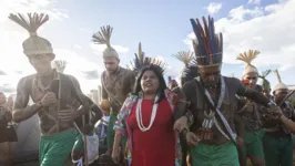 As assinaturas serão feitas ao lado da ministra dos Povos Indígenas, Sônia Guajajara, no Acampamento Terra Livre, que acontece em Brasília.