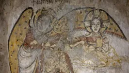 Pinturas de Jesus e Maria foram achadas nas paredes internas dos cômodos, que datam do período medieval.