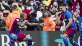 Os jogadores Jordi Alba e Daniel Alves.