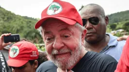 Presidente Luiz Inácio Lula da Silva (PT), com membros do MST