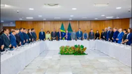 O presidente Luiz Inácio Lula da Silva com o ministro das Cidades, Jader Filho, e outras autoridades.
