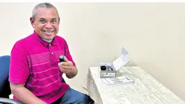 Nazareno da Silva testando o aparelho após perder a voz para o câncer de laringe