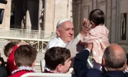 Papa Francisco abençoando a pequena Ana Lara