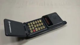 Quem lembra de um dos primeiros celulares motorola?