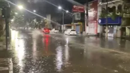 A via ficou completamente tomada pela água o que impediu que pessoas pudessem transitar na área.