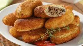 Bolinho de batata com carne moída para o lanche da tarde