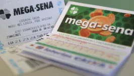A aposta simples para a Mega-Sena custa R$ 4,50 e pode ser feita em uma casa lotérica ou pela internet, por meio do aplicativo Loterias Caixa ou pelo site de loterias da Caixa.