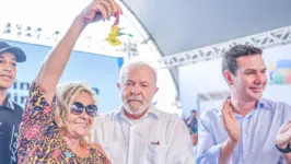 Lula ao lado do Ministro de Cidades, Jader Filho, durante evento de entrega de moradias