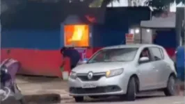 Imagem ilustrativa da notícia Vídeo: fogo toma conta de barraca de lanche em Marituba